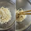 もやしとえのきのピリ辛ねぎ和え
【やみつきおつまみ】の工程1