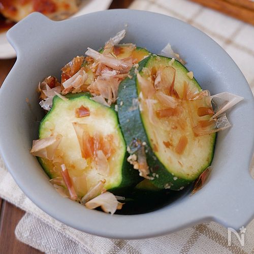 【5分で完成】ズッキーニのおかか和え🥒ダイエットにも◎