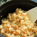 【おかわりが止まらない♪】鮭とえのきの幸せ炊き込みご飯