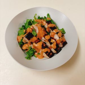 りんの作ってみた!投稿(洋風居酒屋さんの🥂スパイシーソースのチキンステーキサラダ♪)