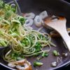 お昼ごはんにちょうど良い大根の葉っぱとちくわのペペロンチーノの工程3