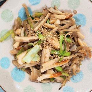 milkの作ってみた!投稿(［ちくわと青梗菜と舞茸のバター醤油炒め］すぐできる！簡単副菜)
