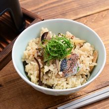 塩昆布のうまみが染みる「アジ塩昆布釜飯」