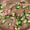 栄養補給に◎おくらとベーコンの卵炒めの工程3