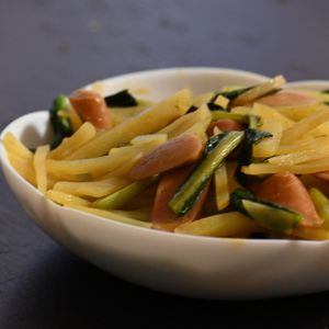 こざかなの作ってみた!投稿(【じゃがいもとウインナーのカレー炒め】パパっと新じゃが副菜♪)