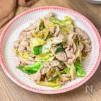簡単やみつき♩《豚肉とキャベツのガリバタ炒め》