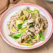 簡単やみつき♩《豚肉とキャベツのガリバタ炒め》
