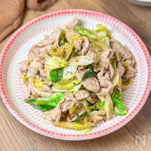 簡単やみつき♩《豚肉とキャベツのガリバタ炒め》