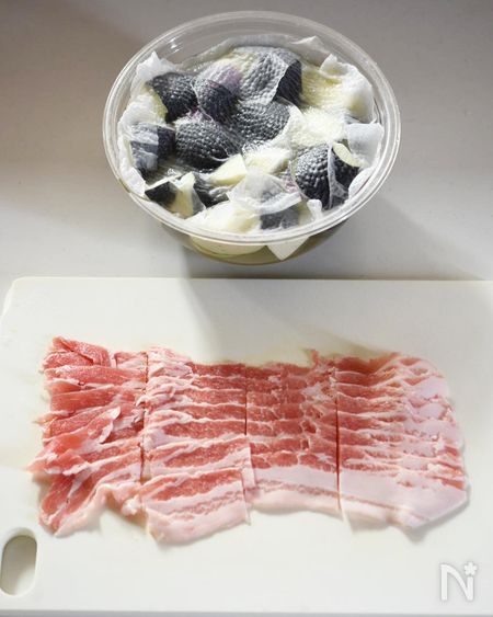 なすと豚肉を切る