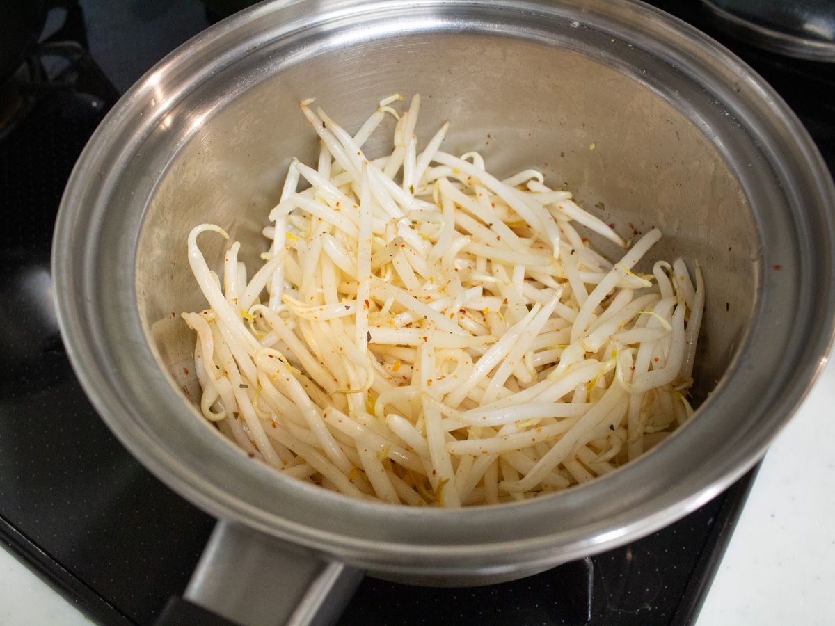 辛いのに止まらない!もやしのスパイシー酢漬け♪5分レシピ | レシピ 辛いのに止まらない!もやしのスパイシー酢漬け♪5分レシピ | レシピ