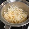 辛いのに止まらない!もやしのスパイシー酢漬け♪5分レシピの工程1
