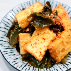 まゆの作ってみた!投稿(簡単５分！【厚揚げとわかめのピリ辛ごま炒め】クセになる美味さ)