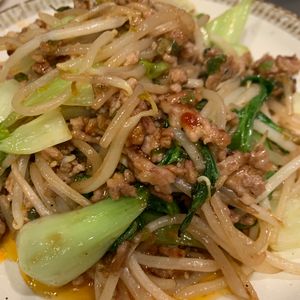 ぐ〜たら子の作ってみた!投稿(行列の定食屋さんの🍚うま辛🤩ごま担々もやし肉野菜炒め定食)