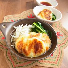 材料３つ＊ じゃがいも餅入り　ニラもやしおかず鍋