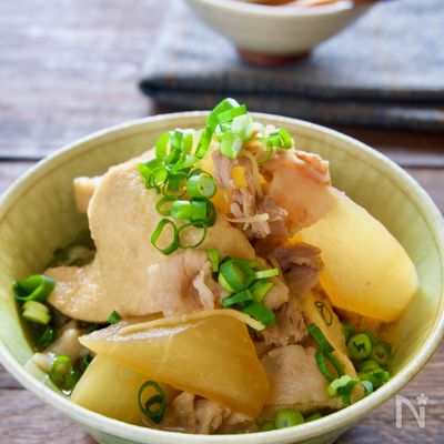 大根と油揚げの煮物【豚バラの旨味がじゅわー!】