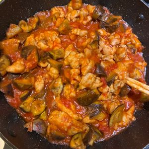 イトマルの作ってみた!投稿(ワンパン10分！【鶏もも肉となすのトマト煮込み】ご飯すすむ♩)
