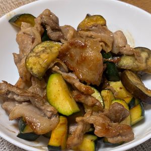 miki3164の作ってみた!投稿(【豚バラと厚切りズッキーニのにんにく醤油炒め】食材２つで！)