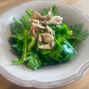 ゆかりの作ってみた!投稿(春菊と舞茸のベーコンの冬のサラダ)