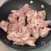焼いて、混ぜるだけ。中毒性やばい【塩昆布バターチキン】の工程1