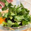 給食の栄養ばくだん【小松菜サラダ】の工程2
