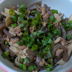 花月雨音🪷の作ってみた!投稿(こんにゃくと舞茸《こってり♡腸活そぼろ炒め》)