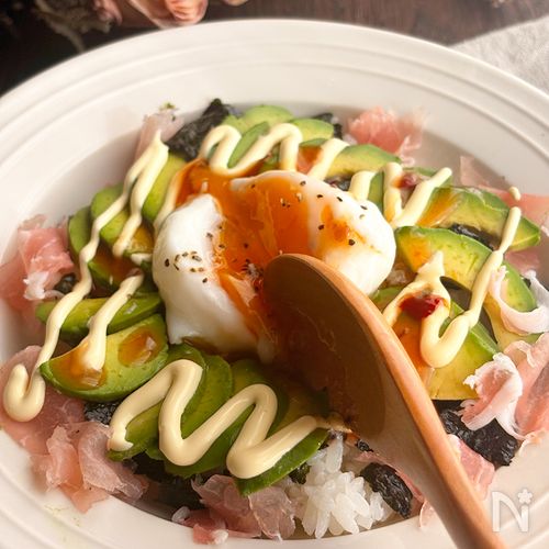 『火を使わないごはん』生ハムとアボカドのレンチン温卵乗せ丼