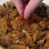 光の速さで米が消える。旨すぎる【ソース豚丼】の工程4