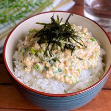 混ぜてのせるだけ♪豆腐と納豆で即席とろろ風「ふわネバねぎ丼」