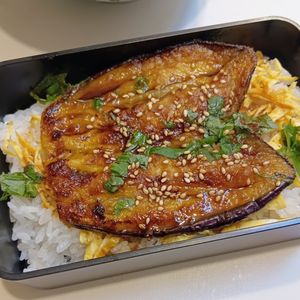 ゆりの作ってみた!投稿(うなぎもびっくり【茄子の蒲焼き丼】YouTube50万回再生)