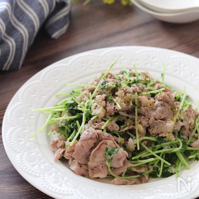 美味しい節約レシピ♡豚こまと豆苗のガーリックねぎ塩レモン炒め