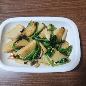 とももの作ってみた!投稿(やみつき♡『長芋ときのことほうれん草のバター醤油ソテー』)
