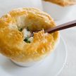 『ほうれん草とシーフードのシチューポットパイ』