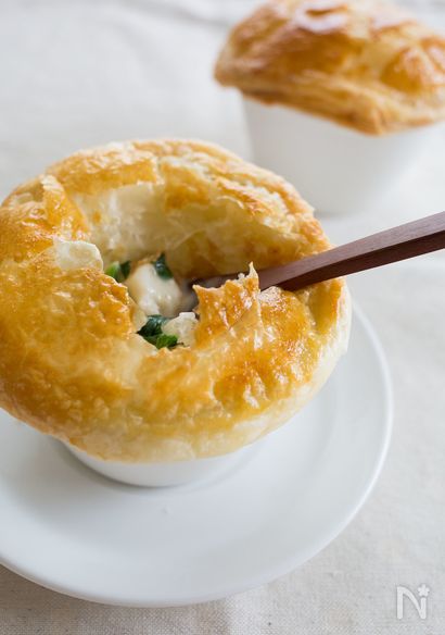 『ほうれん草とシーフードのシチューポットパイ』