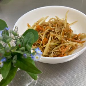 そら・ゆずの作ってみた!投稿(ウドと人参のきんぴら。香りの良い、春の常備菜。おつまみにも！)