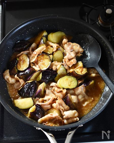 調味料を加えて煮絡める