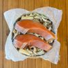 流行りの蒸籠で！【鮭ときのこの旨出汁バター蒸し】調味料2つ♩の工程2