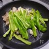 甘唐辛子と豚バラ肉の甘辛炒めの工程3
