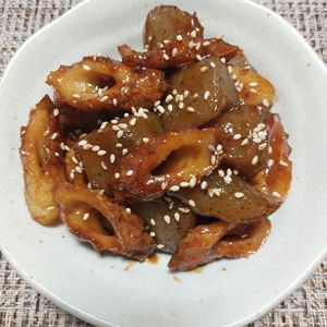 よっこの作ってみた!投稿(地味にうまい!\こんにゃくとちくわのごま味噌煮/)