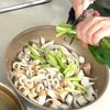 【ちくわと野菜のかき揚げ風】揚げないワンパンの工程1