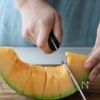 バジル香る♪メロンとトマトのカッテージチーズ和えの工程1