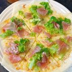 【レタスと生ハムのピザ】春巻きの皮で簡単♡うちバル気分♪