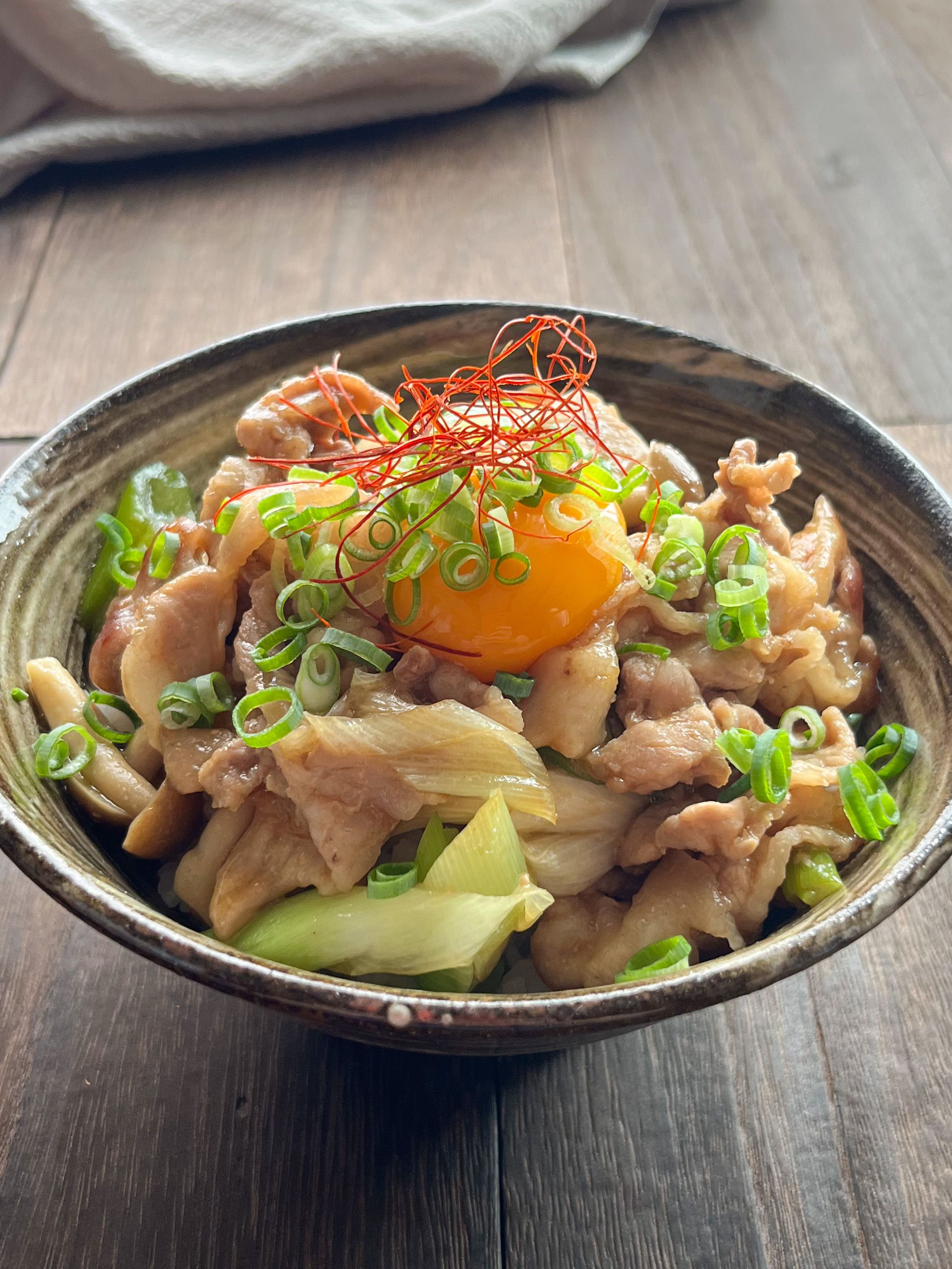 簡単！にんにくとこれでキマる！【スタミナ丼】 | レシピサイトNadia