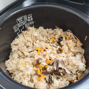 とももの作ってみた!投稿(炊飯器任せで簡単・子供も大好き♡ツナと塩昆布の炊き込みご飯)