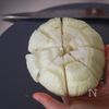 丸ごと新玉ねぎ【コンソメバタースープ】の工程1