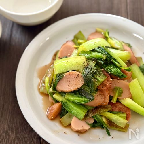 材料ふたつで副菜！《小松菜と魚肉ソーセージのオイスター炒め》