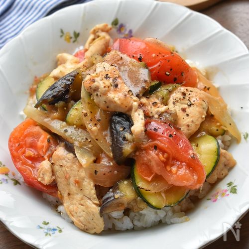 米粉あんで仕上げる鶏むね肉と夏野菜の中華丼