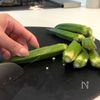 オクラと豚肉の黒胡椒炒めの下準備
