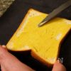 クッキングシートで包む!失敗しないサーモンのサンドウィッチの工程3