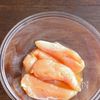 しっとりささみとほうれん草とにんじんの塩こんごま味噌マヨの工程1