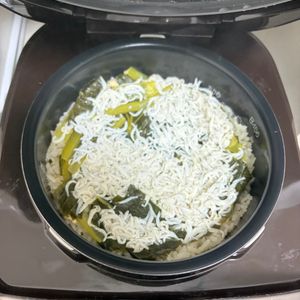 サラの作ってみた!投稿(【栄養満点◎炊くだけ】小松菜とツナとしらすの炊き込みごはん♪)